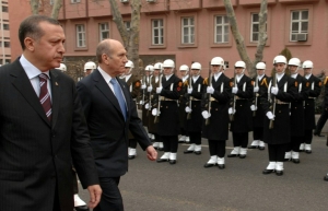 A explos&atilde;o que matou ao menos 10 pessoas e feriu outras 15 nesta quinta-feira no cora&ccedil;&atilde;o hist&oacute;rico de Istambul foi causada por um suicida de origem s&iacute;ria, segundo o presidente turco Recep Tayyip Erdogan.