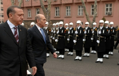 A explos&atilde;o que matou ao menos 10 pessoas e feriu outras 15 nesta quinta-feira no cora&ccedil;&atilde;o hist&oacute;rico de Istambul foi causada por um suicida de origem s&iacute;ria, segundo o presidente turco Recep Tayyip Erdogan.