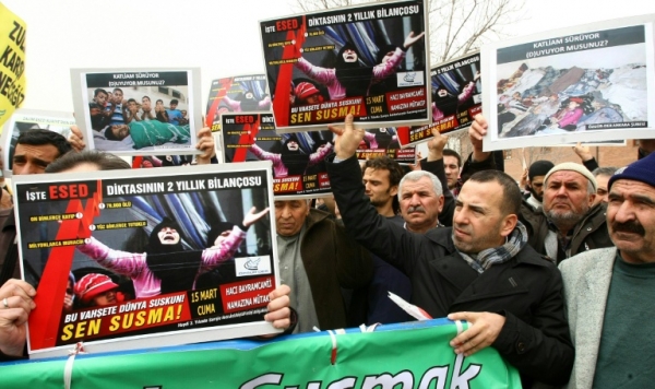 (Arquivo) Pessoas protestam em fronte a uma mesquita contra o governo de Bashar Al-Assad dois anos depois do primeiro protesto inspirado na Primavera &Aacute;rabe, em Ancara, na Turquia, no dia 15 de mar&ccedil;o de 2013