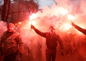 Imagem de um protesto violento em frente ao Servi&ccedil;o de Seguran&ccedil;a da Ucr&acirc;nia (SBU), em Kiev, no dia 1&ordm; de mar&ccedil;o de 2016