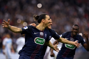 Ibra comemora um dos gols que marcou para o PSG, em 21 de maio, em Saint-Denis