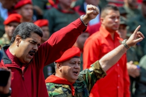 O presidente da Venezuela, Nicol&aacute;s Maduro (E), e o de deputado Diosdado Cabello durante cerim&ocirc;nia em 4 de fevereiro de 2016 diante do pal&aacute;cio presidencial Miraflores