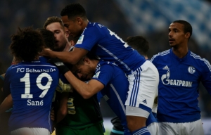 Jogadores do Schalke comemoram gol durante partida contra o Borussia Moenchengladbach, em Gelsenkirchen, no dia 18 de mar&ccedil;o de 2016