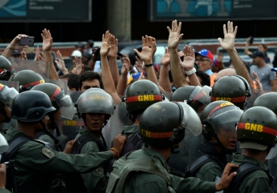 Manifestantes opositores entram em confronto com a pol&iacute;cia, em Carcas, no dia 11 de maio de 2016