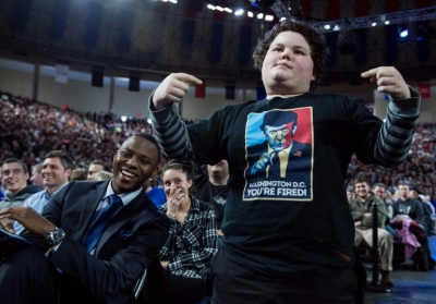 Simpatizante de Donald Trump veste camisa com imagem de seu candidato durante com&iacute;cio em Lynchburg, Virginia, em 18 de janeiro de 2016