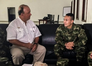 O ministro colombiano da Defesa, Luis Carlos Villegas, e o suboficial Jair de Jes&uacute;s Villar, em Barrancabermeja, no dia 20 de mar&ccedil;o de 2016