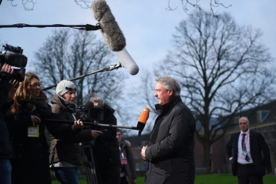 O chanceler de Luxemburgo, Jean Asselborn, conversa com jornalistas em Amsterd&atilde;