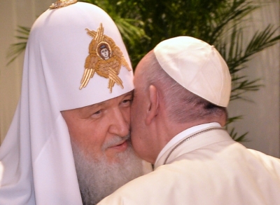 O papa Francisco (D) e o Patriarca russo Kirill se cumprimentam durante um encontro hist&oacute;rico em Havana, Cuba, no dia 12 de fevereiro de 2016