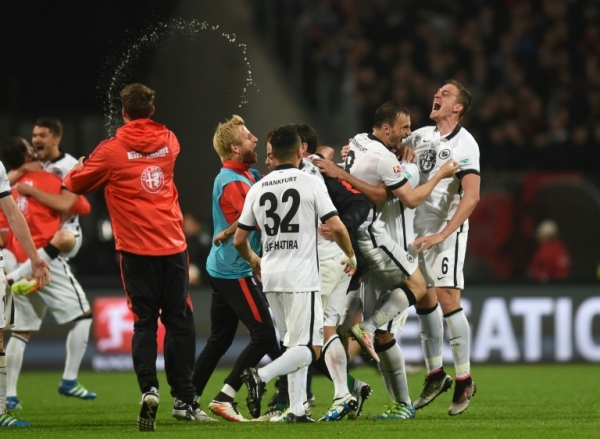 Jogadores do Eintracht Frankfurt comemoram vit&oacute;ria sobre o Nuremberg, no dia 23 de maio de 2014