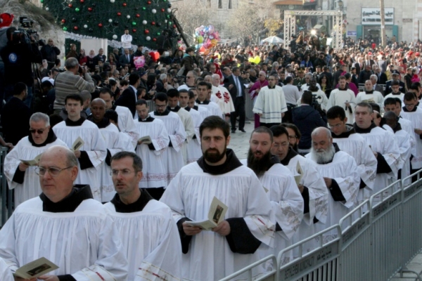 Religiosos participam de celebra&ccedil;&otilde;es de Natal em frente &agrave; Igreja da Natividade em Bel&eacute;m