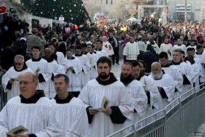 Religiosos participam de celebra&ccedil;&otilde;es de Natal em frente &agrave; Igreja da Natividade em Bel&eacute;m