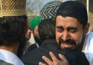 Parentes de Qadri se emocionam ap&oacute;s a execu&ccedil;&atilde;o, em Rawalpindi