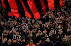 AC Milan's fans cheer during the Italian Serie A football match between Lazio and AC Milan at Olympic Stadium in Rome on November 1, 2015. AFP PHOTO / TIZIANA FABIAC Milan's fans cheer during the Italian Serie A football match between Lazio and AC Milan at Olympic Stadium in Rome on November 1, 2015. AFP PHOTO / TIZIANA FABI