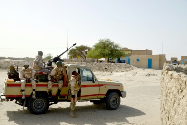 (Arquivo) Soldados nigerinos patrulham uma estrada entre Diffa e Bosso, no dia 25 de maio de 2015