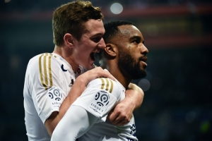 Gaetan Perrin (E) e Alexandre Lacazette (D) marcaram os gols do Lyon, em 19 de mar&ccedil;o, em Lyon