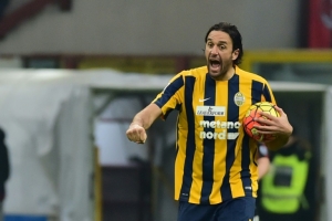 O atacante italiano Luca Toni comemora o gol do Hellas Verona, 16 de dezembro, 2015