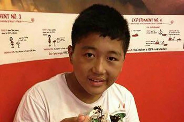 Um adolescente tibetano residente na &Iacute;ndia morreu quatro dias depois de ter ateado fogo ao pr&oacute;prio corpo em sinal de protesto contra a pol&iacute;tica da China no Tibete, anunciou nesta sexta-feira o hospital em que estava internado