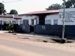 Delegacia de pol&iacute;cia incendiada no distrito sul de Brazzaville, no dia 4 de abril de 2016