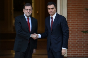 O primeiro-ministro espanhol Mariano Rajoy (E) e o l&iacute;der do Partido Socialista Pedro S&aacute;nchez durante encontro no Pal&aacute;cio de La Moncloa