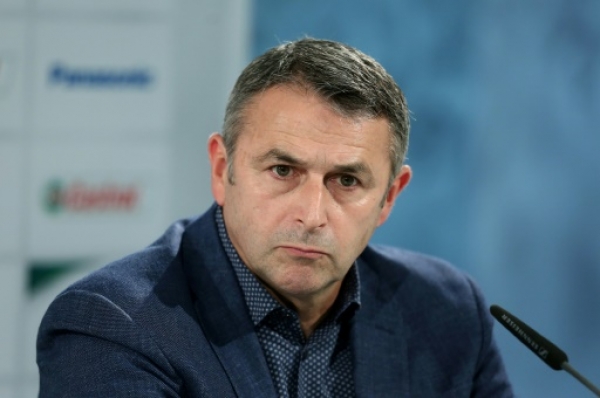 Wolfsburg's sporting director Klaus Allofs attends a press conference at Volkswagen-Arena in Wolfsburg, central Germany, on September 01, 2015. AFP PHOTO / RONNY HARTMANN