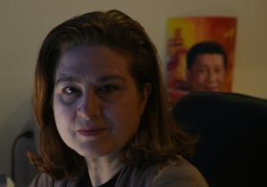 Ursula Gauthier, correspondente do seman&aacute;rio L'Obs na China, posa em seu apartamento em Pequim