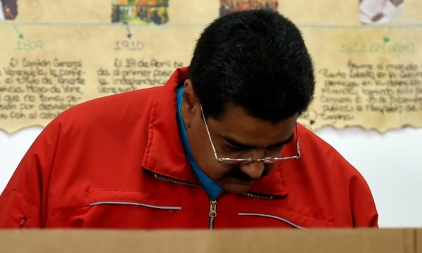 O presidente venezuelano Nicol&aacute;s Maduro vota nas elei&ccedil;&otilde;es legislativas de 6 de dezembro em Caracas