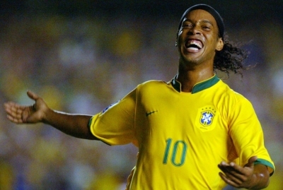 (Arquivo) O jogador Ronaldinho viajar&aacute; a Cingapura na pr&oacute;xima semana para acertar a cria&ccedil;&atilde;o de uma escola de futebol no pa&iacute;s