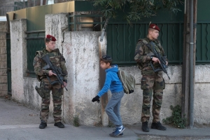 O professor judeu agredido em Marselha, sul da Fran&ccedil;a, por um adolescente que dizia agir em nome de Al&aacute; teve a impress&atilde;o de que o agressor pretendia decapit&aacute;-lo, segundo comentou seu advogado nesta ter&ccedil;a-feira.