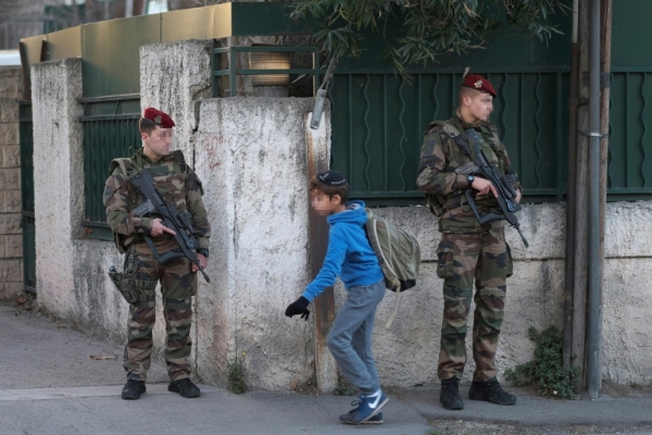 O professor judeu agredido em Marselha, sul da Fran&ccedil;a, por um adolescente que dizia agir em nome de Al&aacute; teve a impress&atilde;o de que o agressor pretendia decapit&aacute;-lo, segundo comentou seu advogado nesta ter&ccedil;a-feira.