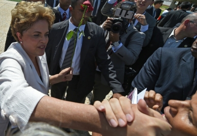 A presidente afastada Dilma Rousseff cumprimenta pessoas ao deixar o Pal&aacute;cio do Planalto, em Bras&iacute;lia, no dia 12 de maio de 2016