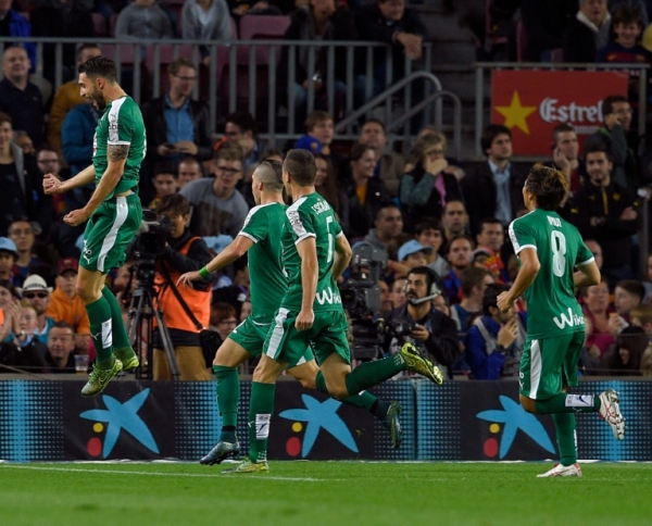 (Arquivo) Jogadores do Eibar comemoram gol durante partida contra o Barcelona, em Barcelona, no dia 25 de outubro de 2015