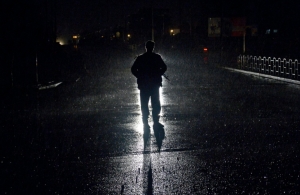 As for&ccedil;as afeg&atilde;s enfrentavam nesta segunda-feira os insurgentes entrincheirados em um pr&eacute;dio pr&oacute;ximo ao consulado indiano na cidade de Mazar-i-Sharif, norte do Afeganist&atilde;o, enquanto que, na &Iacute;ndia, prosseguia o ataque contra uma base &aacute;rea.