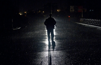 As for&ccedil;as afeg&atilde;s enfrentavam nesta segunda-feira os insurgentes entrincheirados em um pr&eacute;dio pr&oacute;ximo ao consulado indiano na cidade de Mazar-i-Sharif, norte do Afeganist&atilde;o, enquanto que, na &Iacute;ndia, prosseguia o ataque contra uma base &aacute;rea.