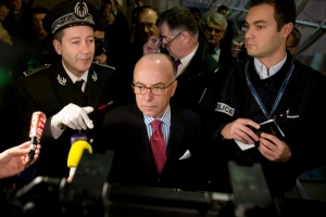 (Arquivo) O ministro do Interior da Fran&ccedil;a, Bernard Cazeneuve