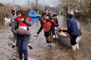 Evacua&ccedil;&atilde;o de zona inundada na prov&iacute;ncia de Buenos Aires em 11 de agosto de 2015