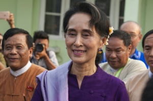 (14 mar) Aung Suu Kyi deixa uma reuni&atilde;o com membros do parlamento, em Naypyidaw