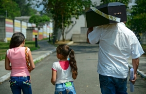 (Fevereiro) Parentes de v&iacute;tima do conflito colombiano levam os restos mortais para o cemit&eacute;rio, em Medell&iacute;n