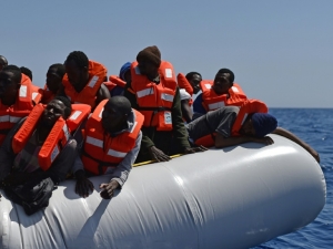 Refugiados aguardam durante opera&ccedil;&atilde;o de resgate no Mar Mediterr&acirc;neo em frente &agrave; costa l&iacute;bia, no dia 24 de maio de 2016