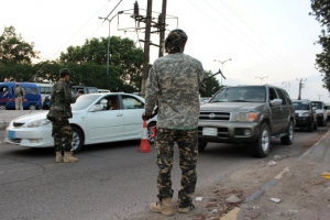 Um "ocidental" figura entre sete supostos membros do grupo jihadista Estado Isl&acirc;mico (EI) que foram presos neste s&aacute;bado em &Aacute;den, no sul do I&ecirc;men, disse &agrave; AFP um funcion&aacute;rio da pol&iacute;cia.