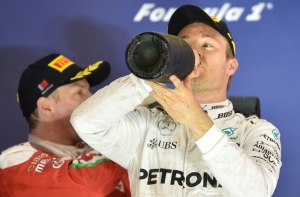 Rosberg comemora a vit&oacute;ria no GP do Bahrein, em 3 de abril, em Manama