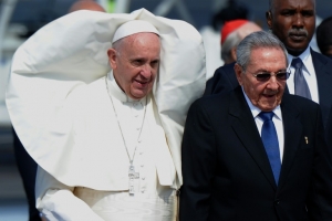 O papa Francisco &eacute; recebido pelo presidente cubano Raul Castro, em Havana, no dia 12 de fevereiro de 2016
