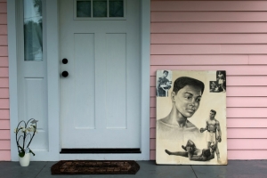 Tributo a Muhammad Ali na porta da casa em que o mito do boxe passou a inf&acirc;ncia em Louisville, Kentucky