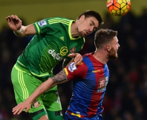 Sunderland's Uruguayan defender Sebastian Coates (L) vies with Crystal Palace's English striker Connor Wickham during the English Premier League football match between Crystal Palace and Sunderland at Selhurst Park in south London on November 23, 2015. AFP PHOTO / BEN STANSALL RESTRICTED TO EDITORIAL USE. No use with unauthorized audio, video, data, fixture lists, club/league logos or 'live' services. Online in-match use limited to 75 images, no video emulation. No use in betting, games or single club/league/player publications.