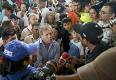 O secret&aacute;rio-geral da OEA, Luis Almagro (centro), visita abrigos em Cucuta, na Col&ocirc;mbia, em 5 de setembro de 2015
