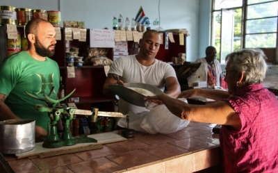 Uma mulher compra arroz em uma mercearia, em Havana, no dia 22 de abril de 2016