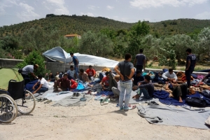 Migrantes e refugiados s&atilde;o vistos no campo de deten&ccedil;&atilde;o de Moria, em Lesbos, no dia 2 de junho de 2016