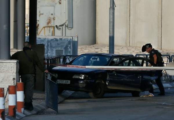 For&ccedil;as israelenses revistam carro de um palestino que tentou atropelar soldados e militares