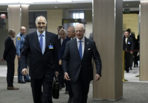 O enviado especial de la ONU para Siria, Staffan de Mistura (d), e o chefe da delega&ccedil;&atilde;o do governo s&iacute;rio, Bashar al-Jaafari, em Genebra