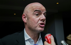 Gianni Infantino fala com jornalistas depois de uma reuni&atilde;o do Comit&ecirc; Executivo da Confedera&ccedil;&atilde;o Africana de Futebol, em 9 de fevereiro, em Kigali, no Ruanda.