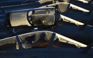 (Arquivo) Avi&otilde;es Rafale da avia&ccedil;&atilde;o francesa, no dia 23 de novembro de 2015